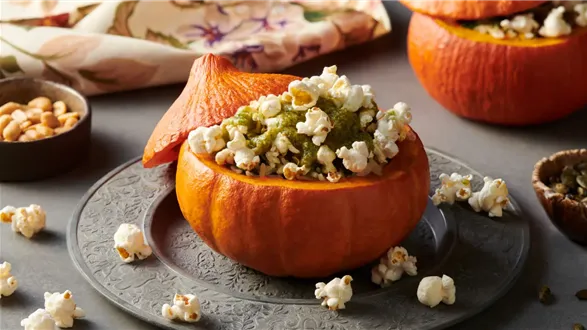 Faszerowana dynia z pesto i popcornem